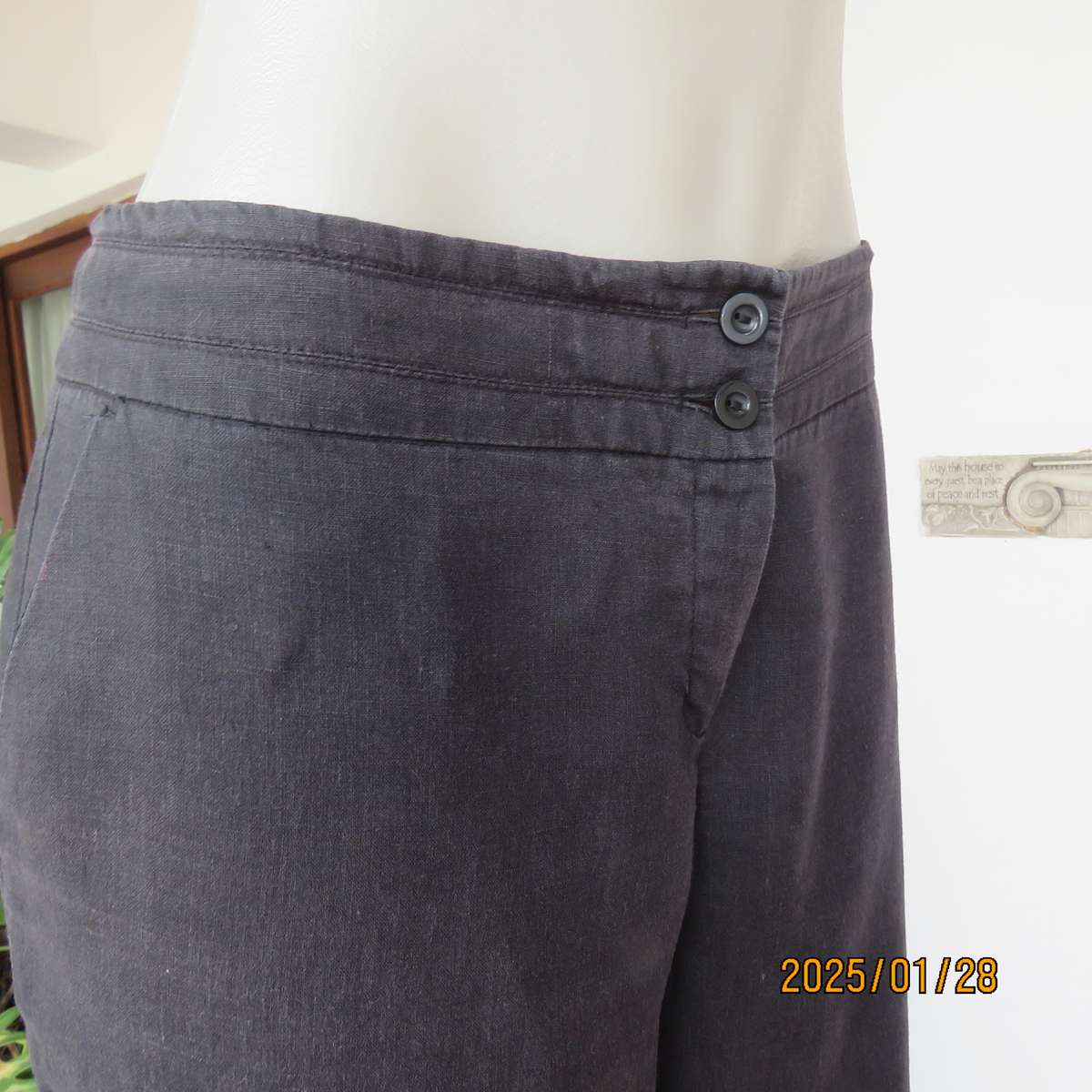 Slate black 100% linen straight legged pants size 36. By STUDIO W. Pockets sides. As new cond.