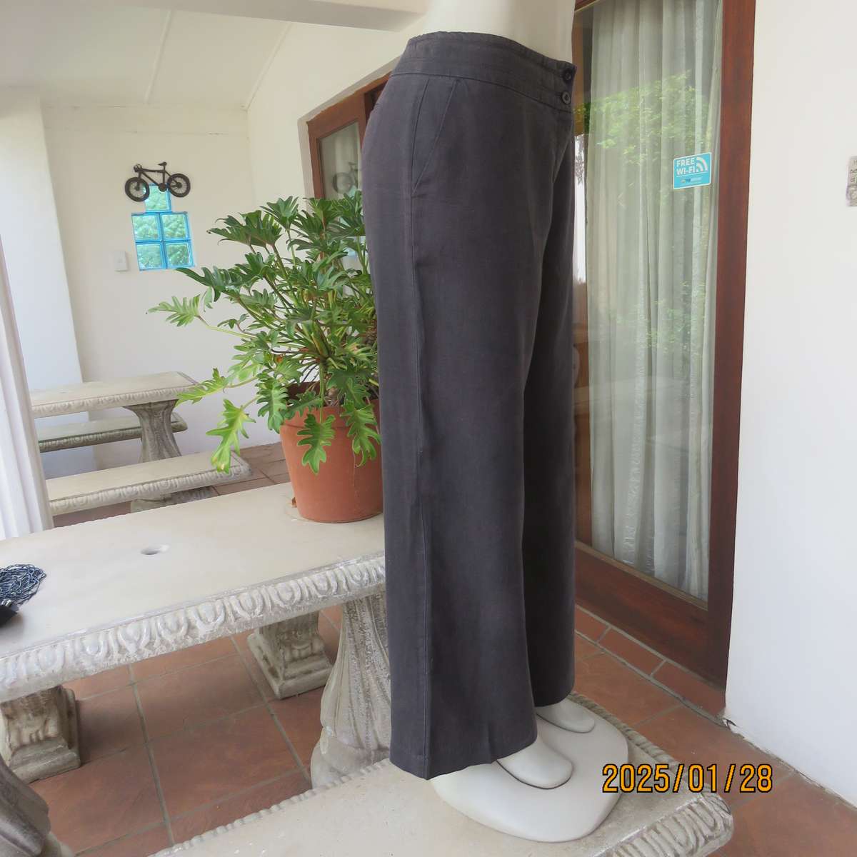 Slate black 100% linen straight legged pants size 36. By STUDIO W. Pockets sides. As new cond.
