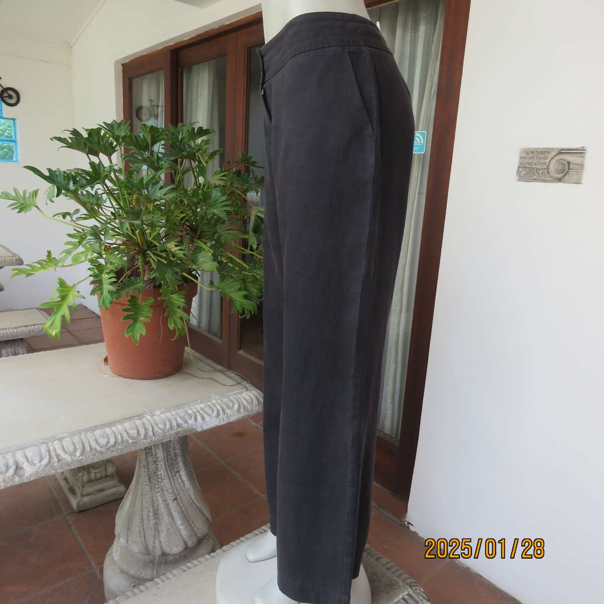 Slate black 100% linen straight legged pants size 36. By STUDIO W. Pockets sides. As new cond.
