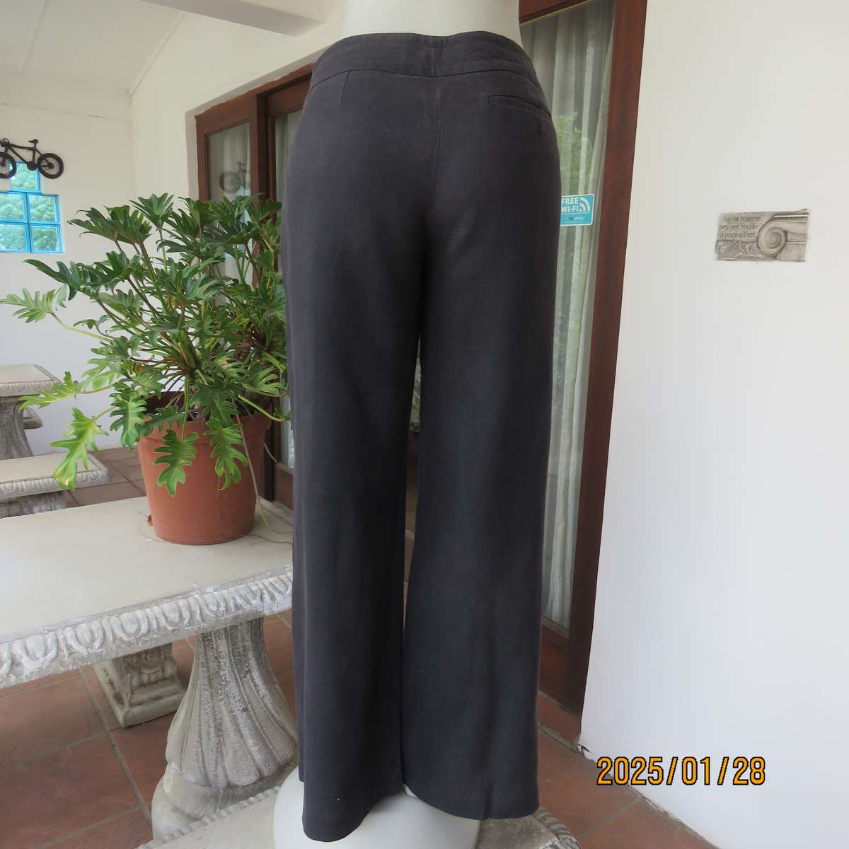 Slate black 100% linen straight legged pants size 36. By STUDIO W. Pockets sides. As new cond.