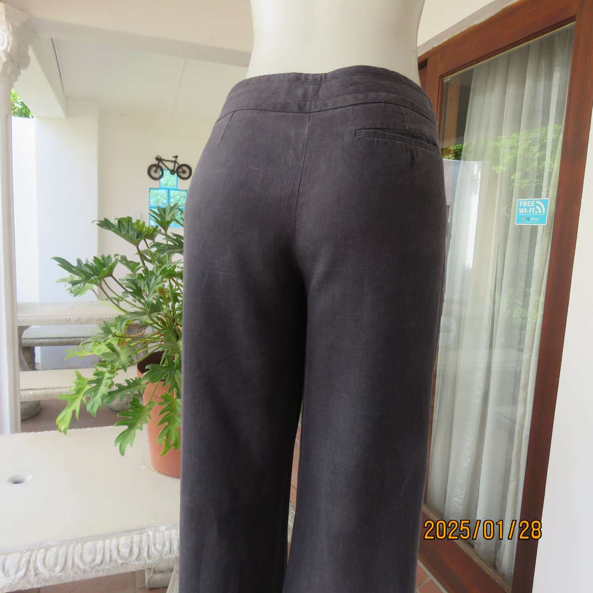 Slate black 100% linen straight legged pants size 36. By STUDIO W. Pockets sides. As new cond.