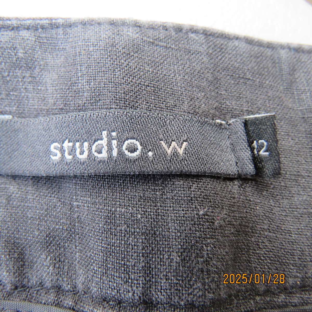 Slate black 100% linen straight legged pants size 36. By STUDIO W. Pockets sides. As new cond.