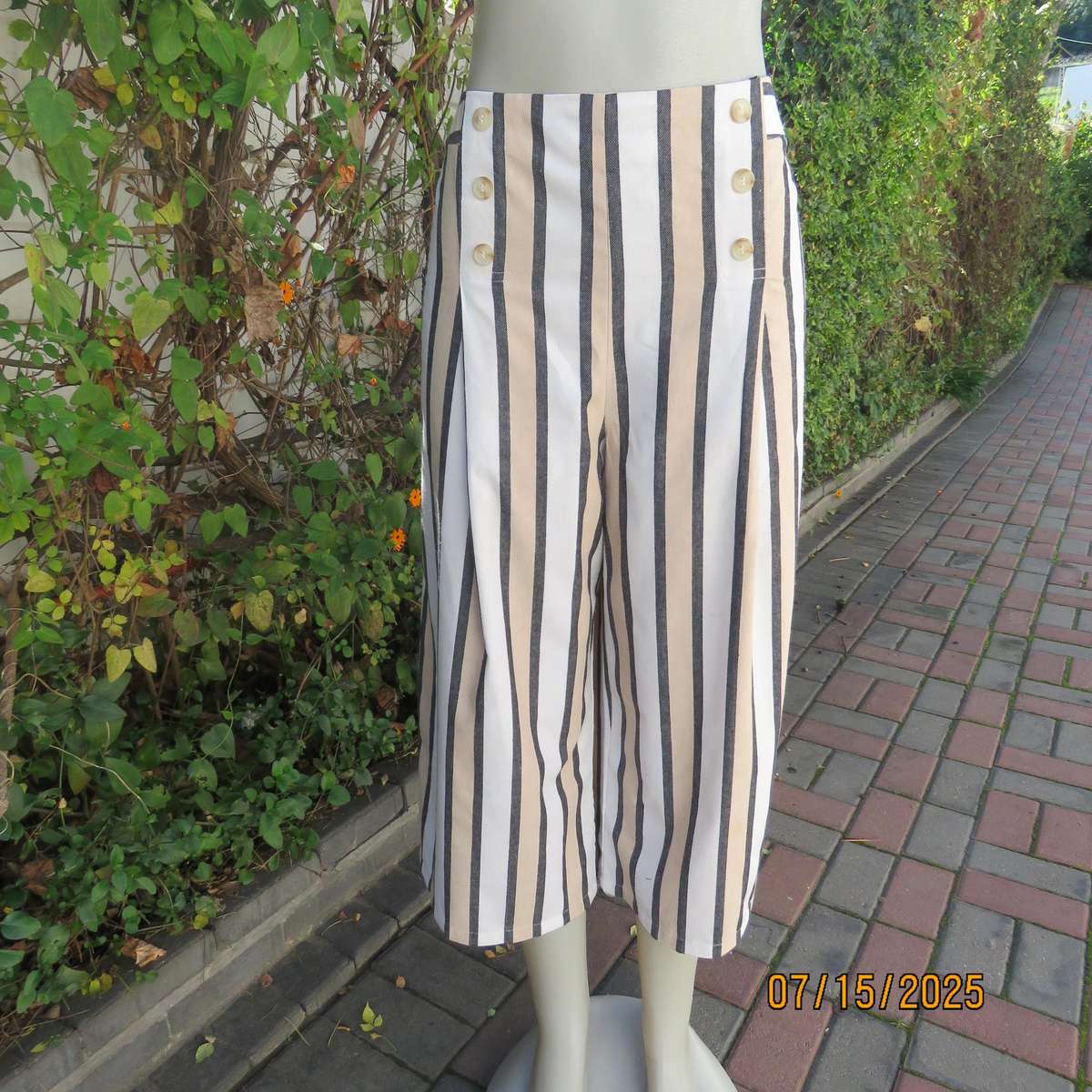Vertical striped wide legged striped polycotton pants in white-cream-black. Size 42. Ankle length