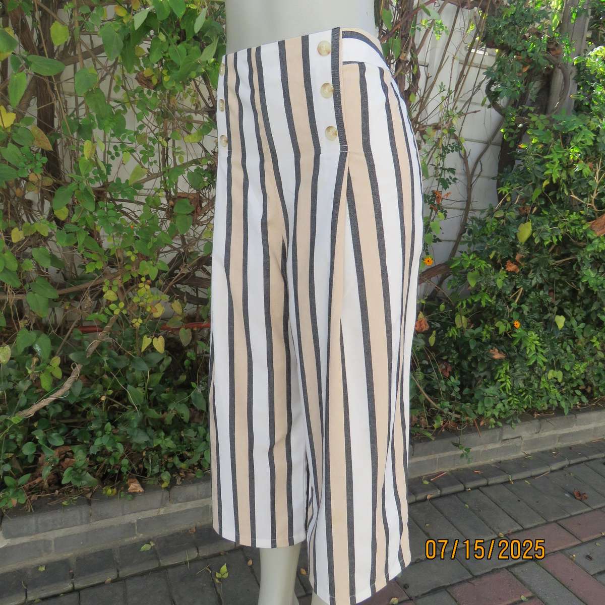 Vertical striped wide legged striped polycotton pants in white-cream-black. Size 42. Ankle length