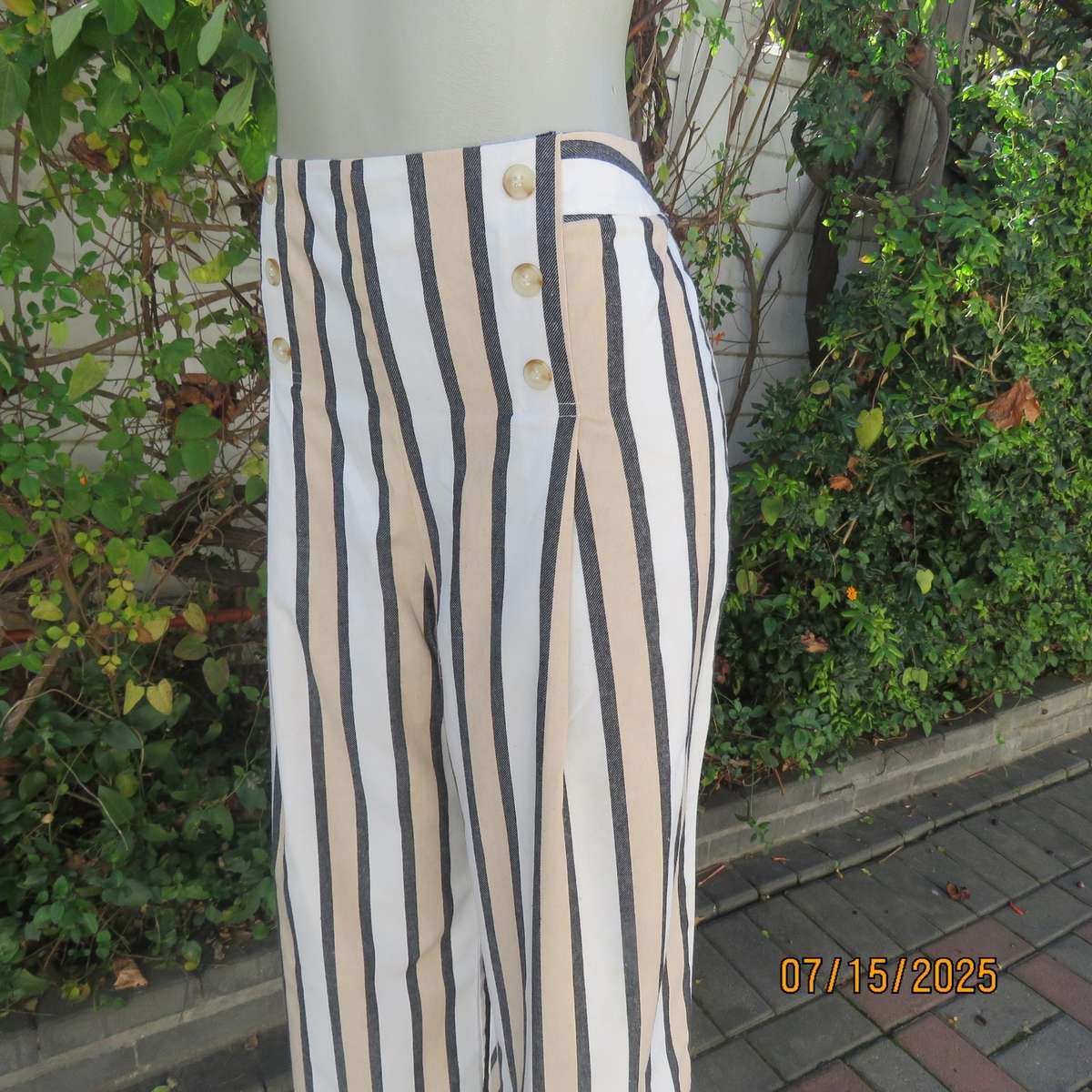 Vertical striped wide legged striped polycotton pants in white-cream-black. Size 42. Ankle length