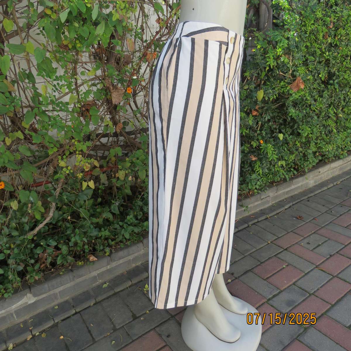 Vertical striped wide legged striped polycotton pants in white-cream-black. Size 42. Ankle length