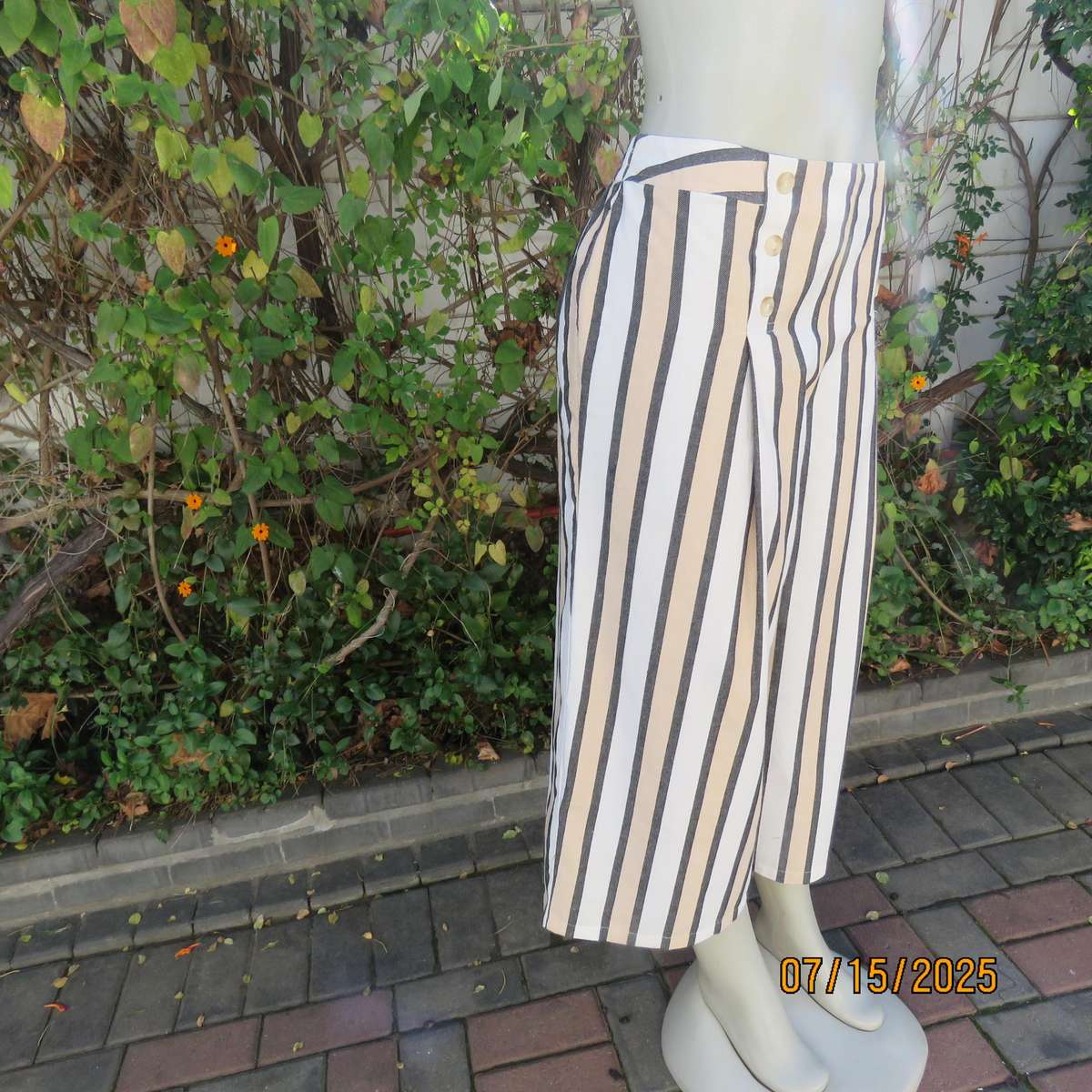 Vertical striped wide legged striped polycotton pants in white-cream-black. Size 42. Ankle length