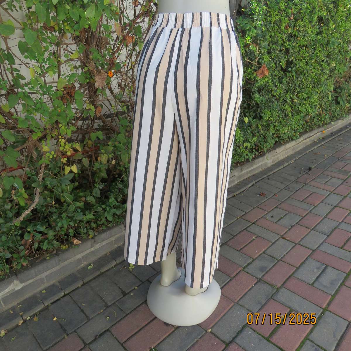 Vertical striped wide legged striped polycotton pants in white-cream-black. Size 42. Ankle length