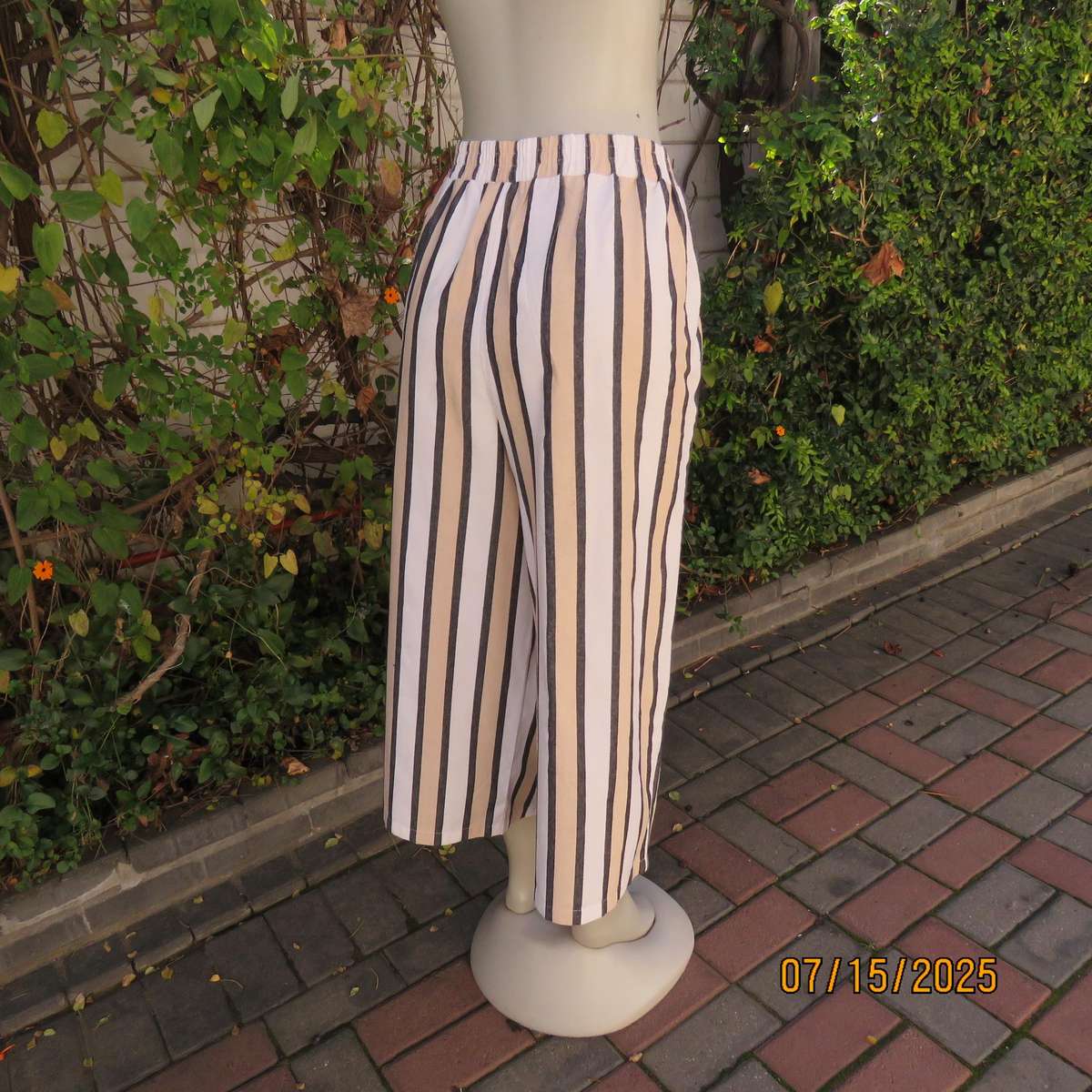 Vertical striped wide legged striped polycotton pants in white-cream-black. Size 42. Ankle length