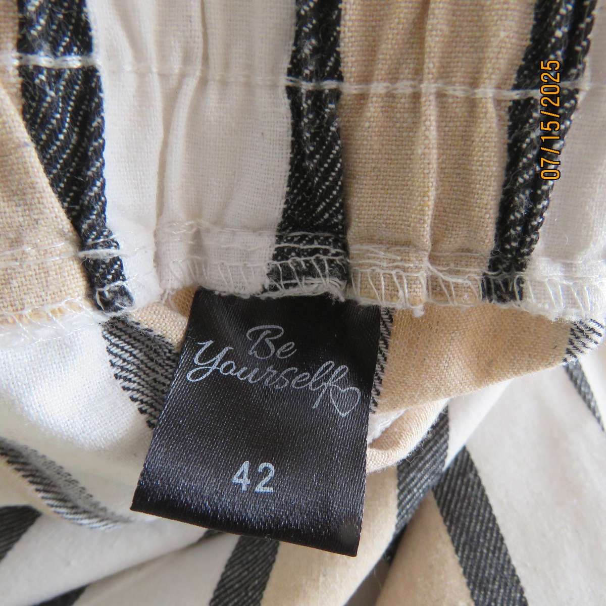 Vertical striped wide legged striped polycotton pants in white-cream-black. Size 42. Ankle length