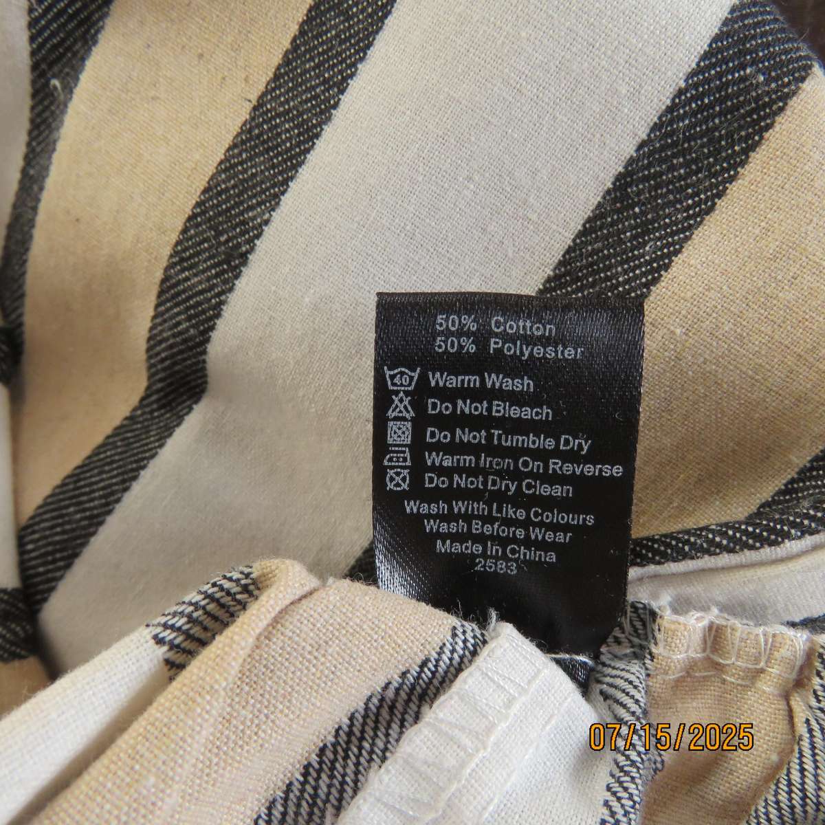 Vertical striped wide legged striped polycotton pants in white-cream-black. Size 42. Ankle length