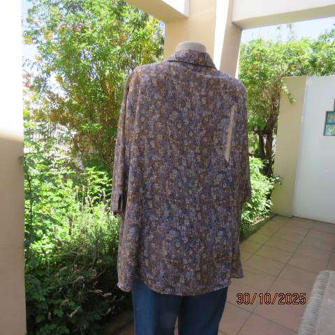 WOOLWORTHS polyester short sleeve light brown with tiny blue-white floral print top. Size 48