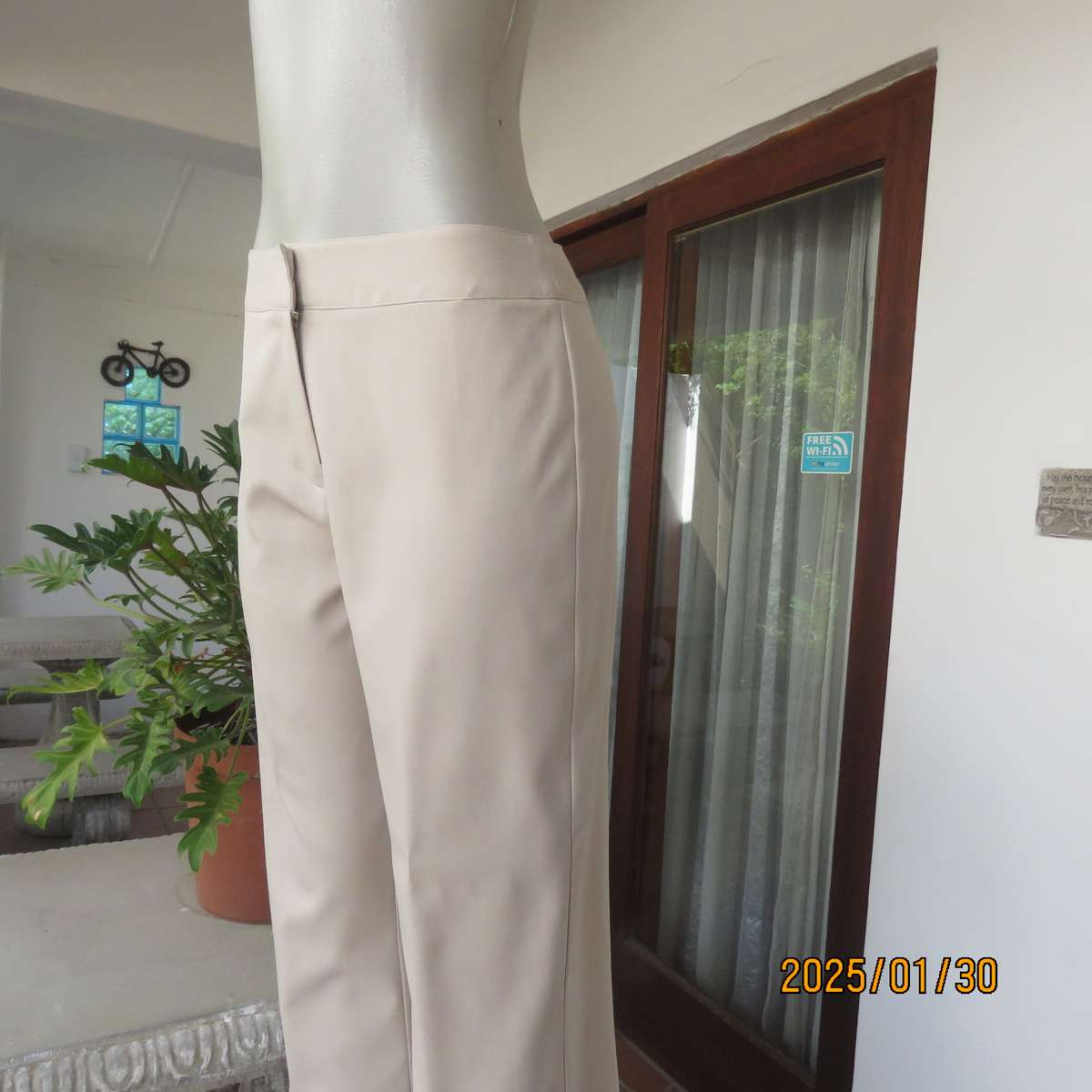 rich cream cropped pants Size 36 by EXACT. No pockets.