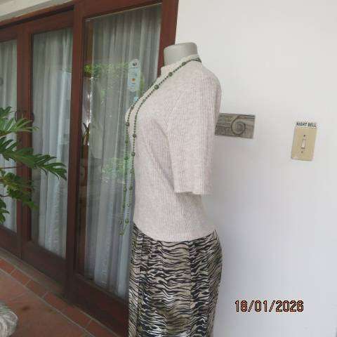 FOSHINI rib pattern mottled beige colour slip over tetron-rayon stretch fabric. Size 36