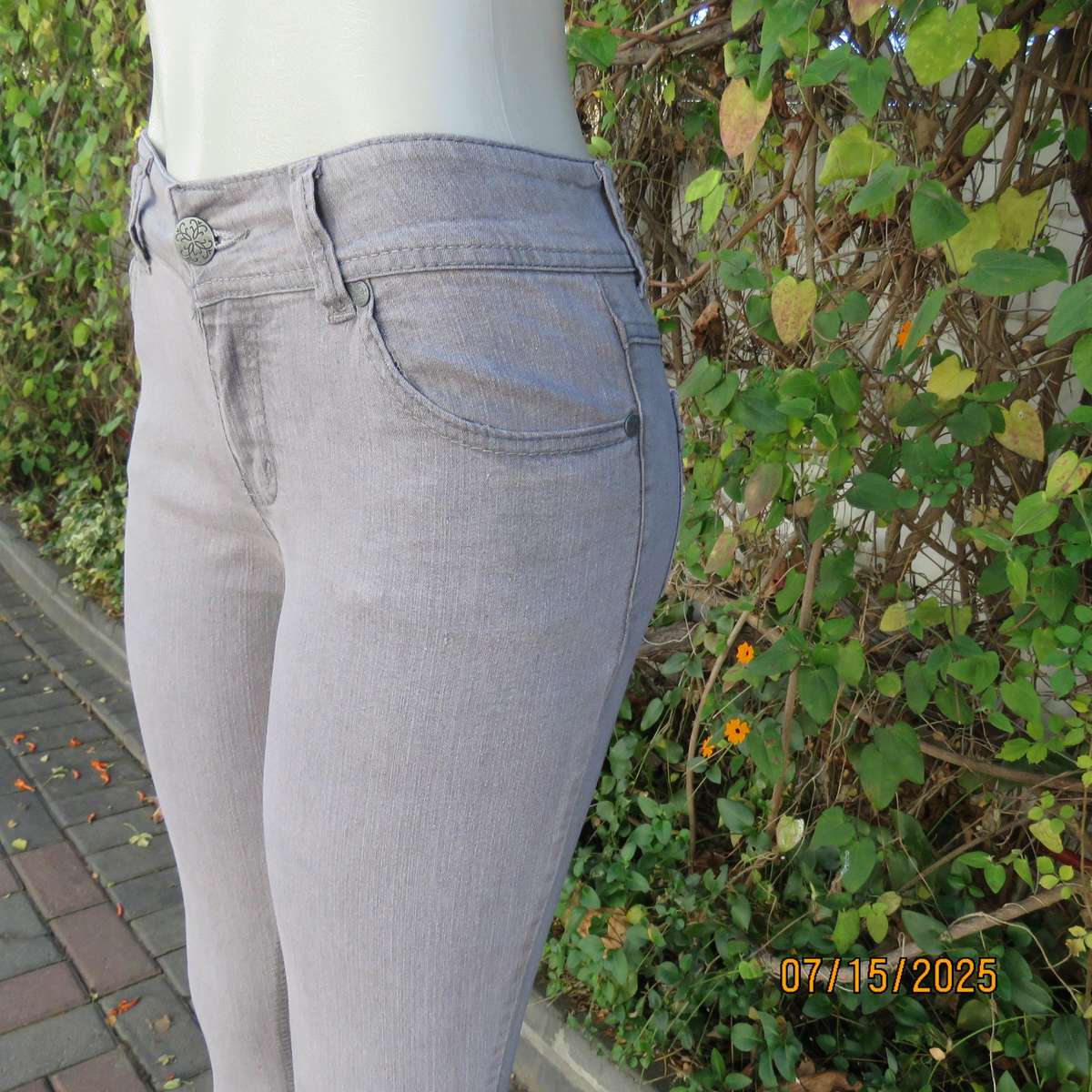 Light grey stretch polycotton skinny denim jeans in size 32