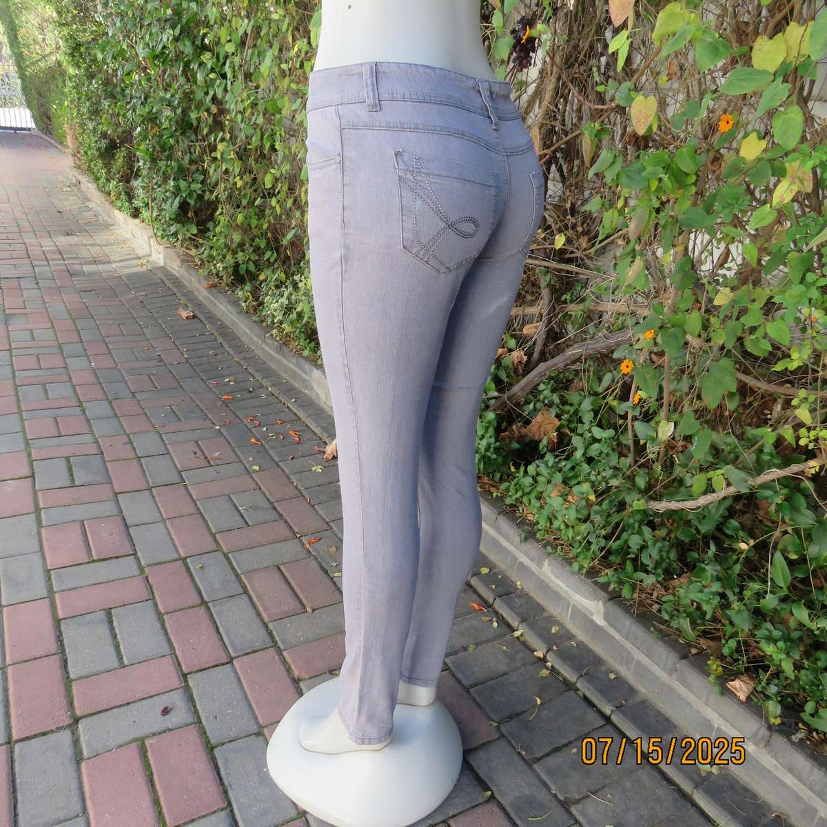Light grey stretch polycotton skinny denim jeans in size 32