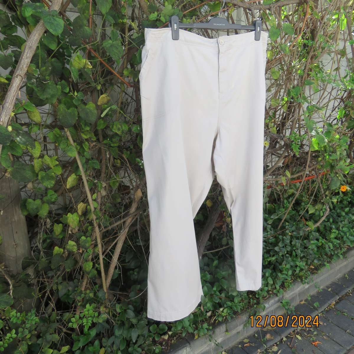 Cream casual pants in 100% cotton. Pockets front and back. Size 50.Elasticated back. Inner leg 72cm