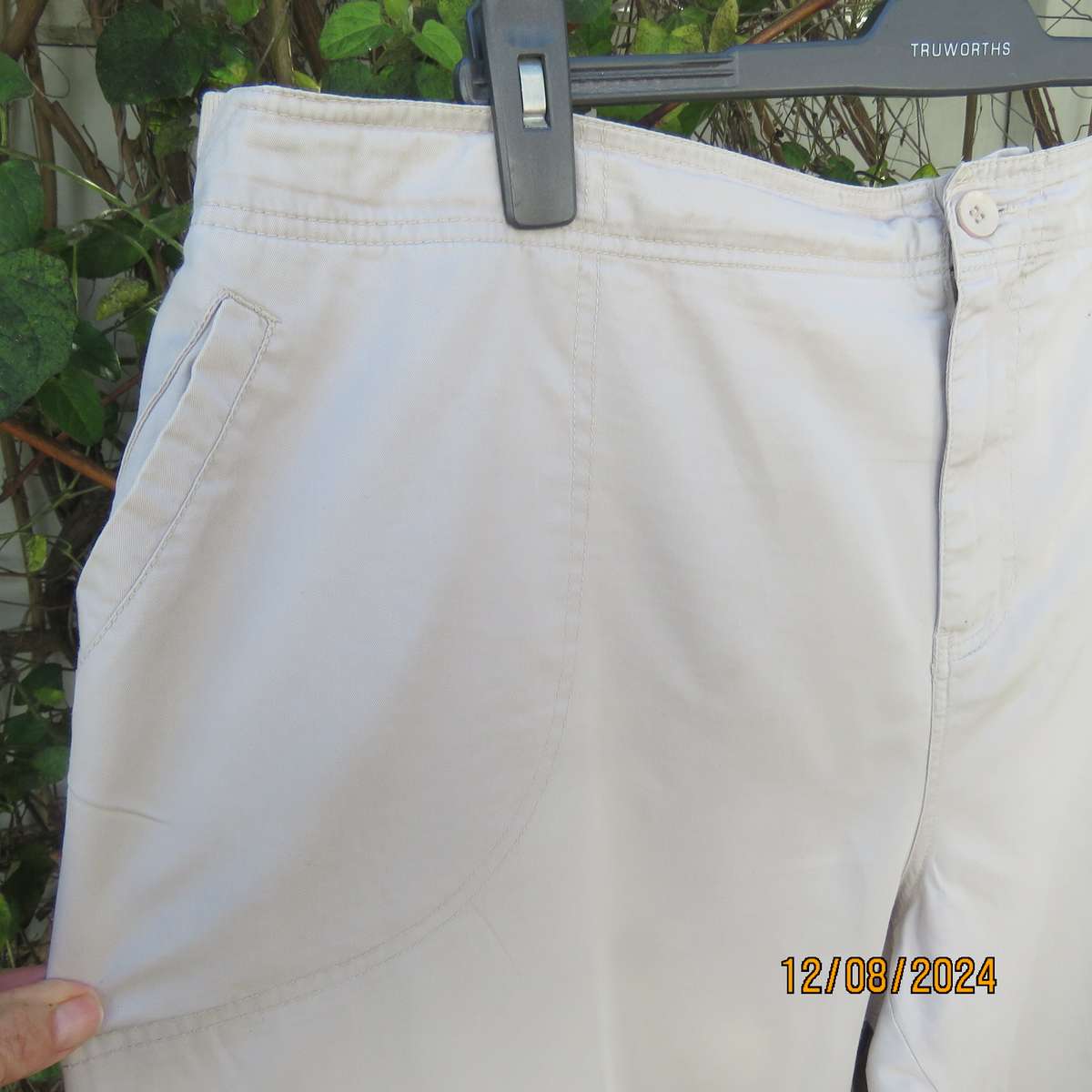 Cream casual pants in 100% cotton. Pockets front and back. Size 50.Elasticated back. Inner leg 72cm