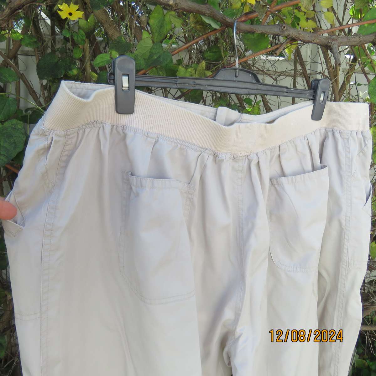 Cream casual pants in 100% cotton. Pockets front and back. Size 50.Elasticated back. Inner leg 72cm