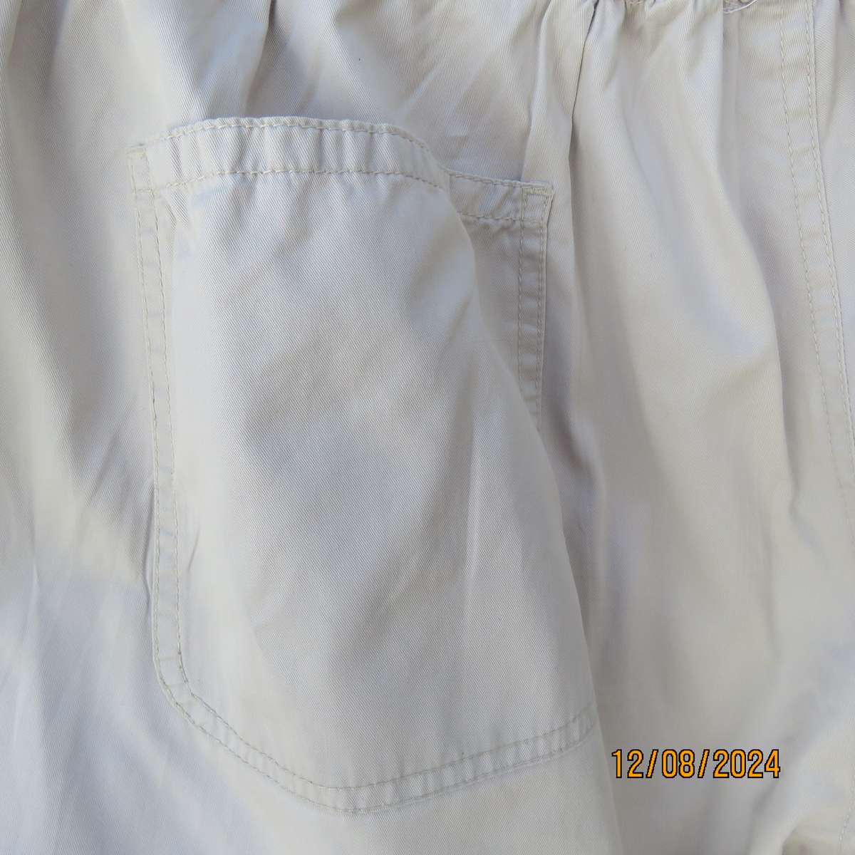 Cream casual pants in 100% cotton. Pockets front and back. Size 50.Elasticated back. Inner leg 72cm