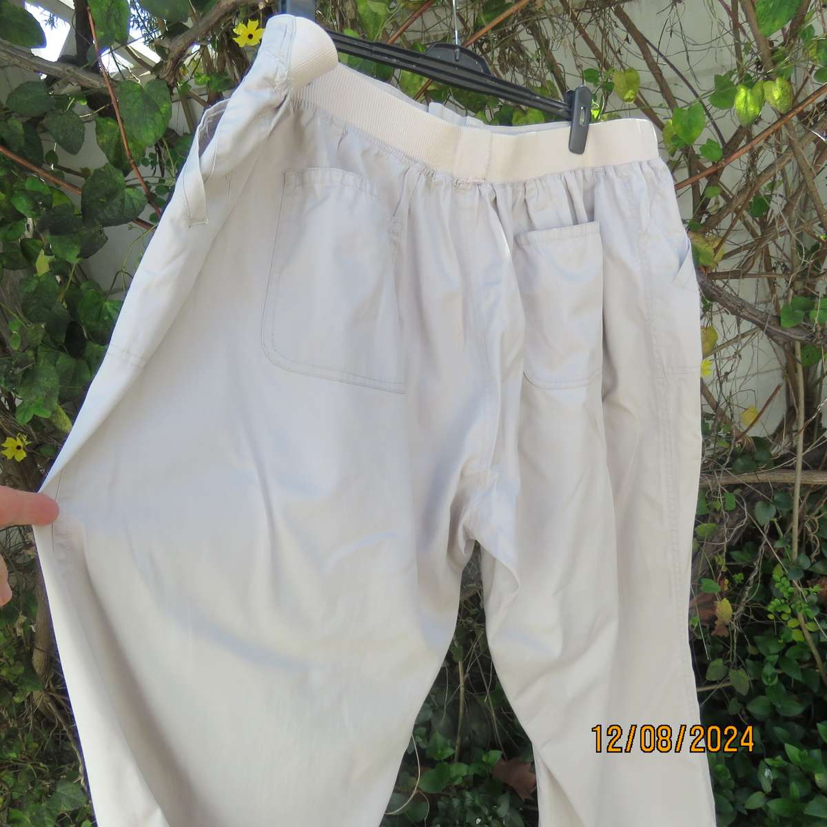 Cream casual pants in 100% cotton. Pockets front and back. Size 50.Elasticated back. Inner leg 72cm