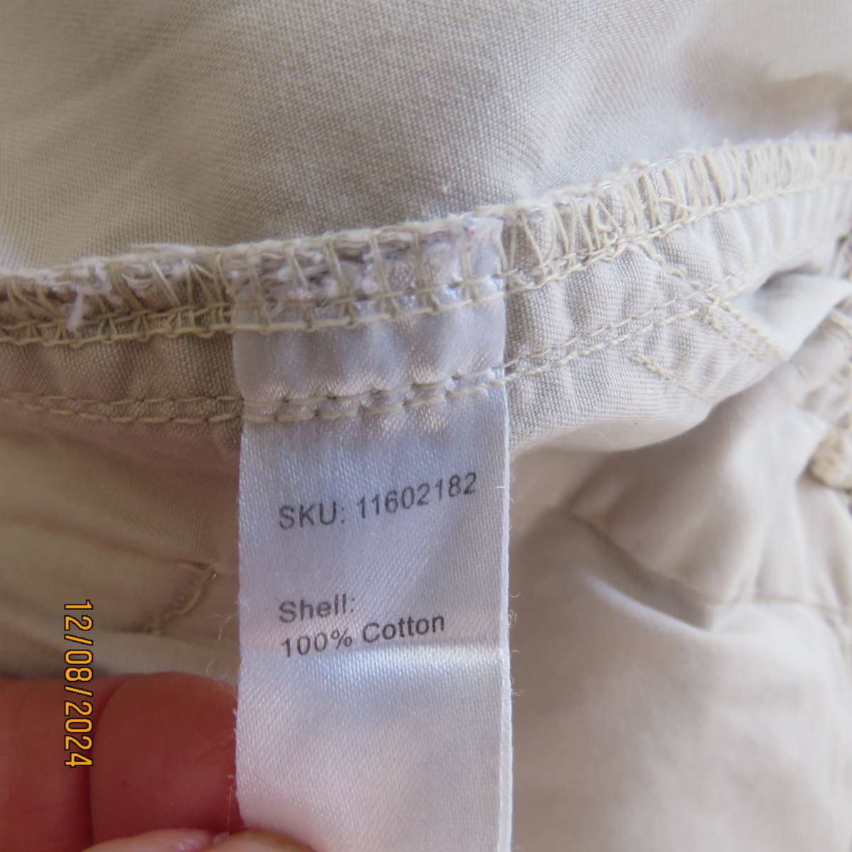 Cream casual pants in 100% cotton. Pockets front and back. Size 50.Elasticated back. Inner leg 72cm