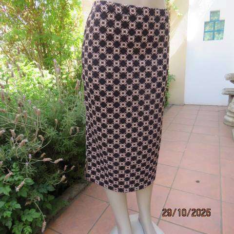 Bodycon calf length textured stretch polyester skirt in cream-navy-red-brown print. Size 38