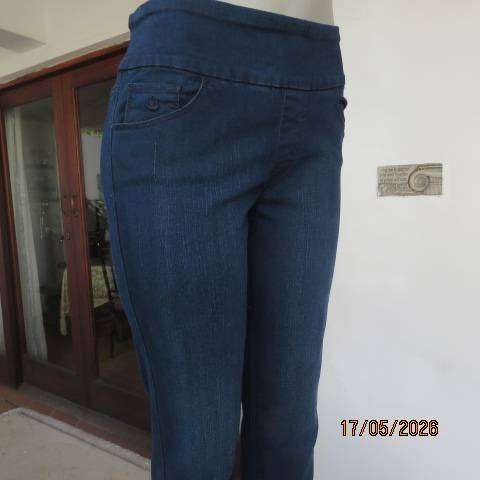 Gloria Vanderbilt skinny blue denim stretch jeans size 36 tight fit.