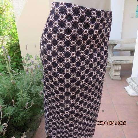 Bodycon calf length textured stretch polyester skirt in cream-navy-red-brown print. Size 38