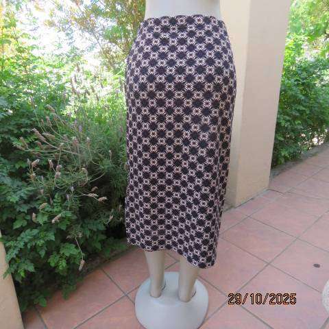 Bodycon calf length textured stretch polyester skirt in cream-navy-red-brown print. Size 38