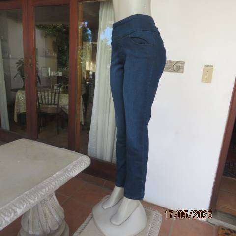 Gloria Vanderbilt skinny blue denim stretch jeans size 36 tight fit.