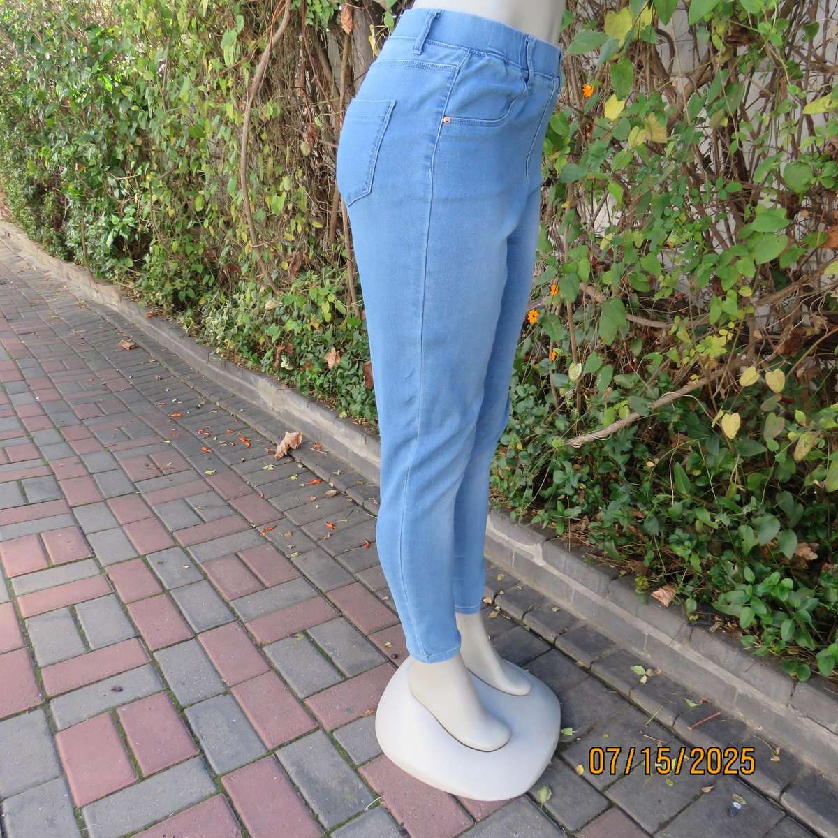 REAL DENIM blue pull one jeggings size 36 with skinny legs and back pockets.