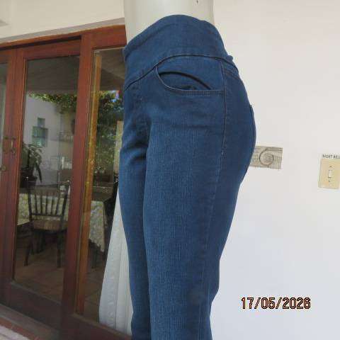 Gloria Vanderbilt skinny blue denim stretch jeans size 36 tight fit.