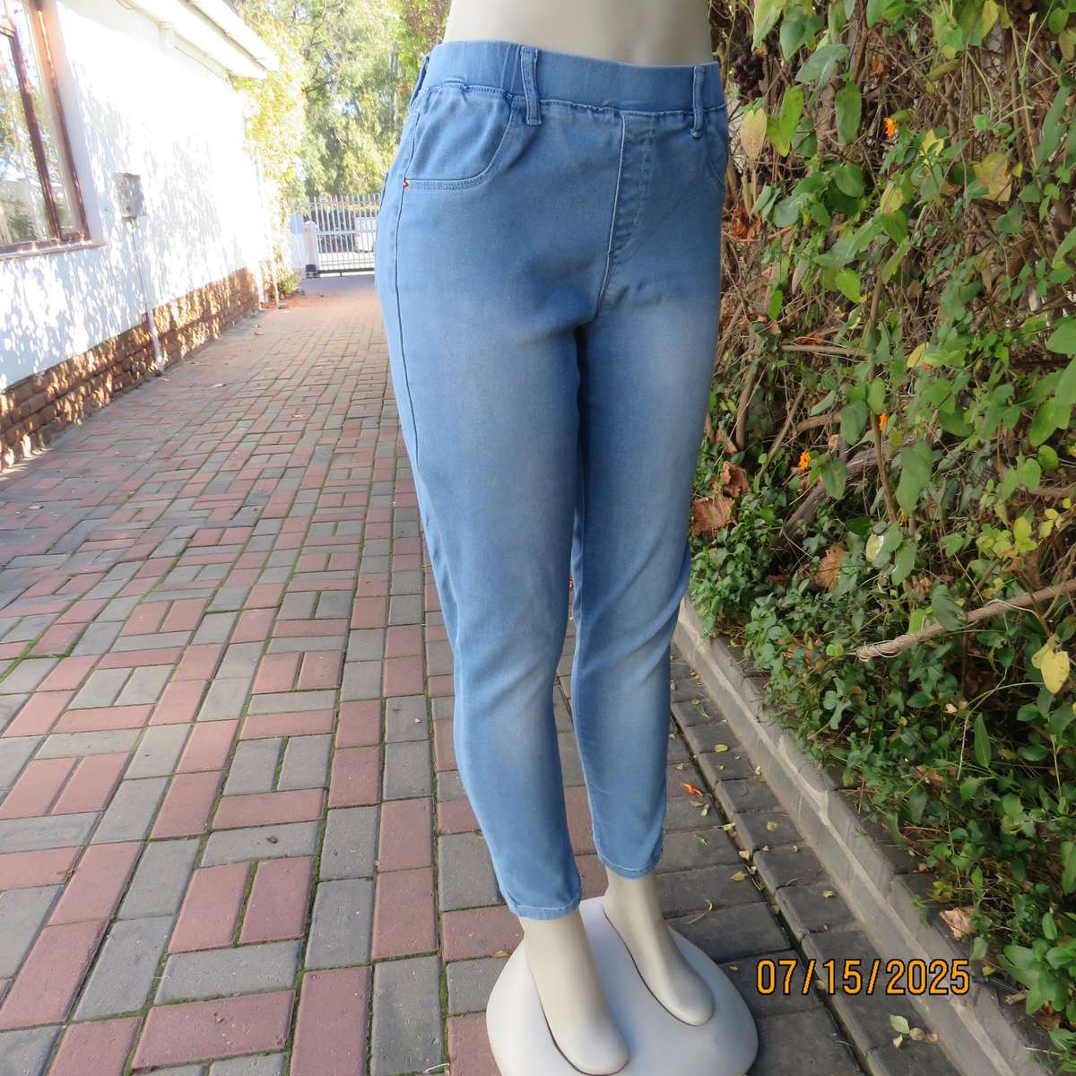 REAL DENIM blue pull one jeggings size 36 with skinny legs and back pockets.