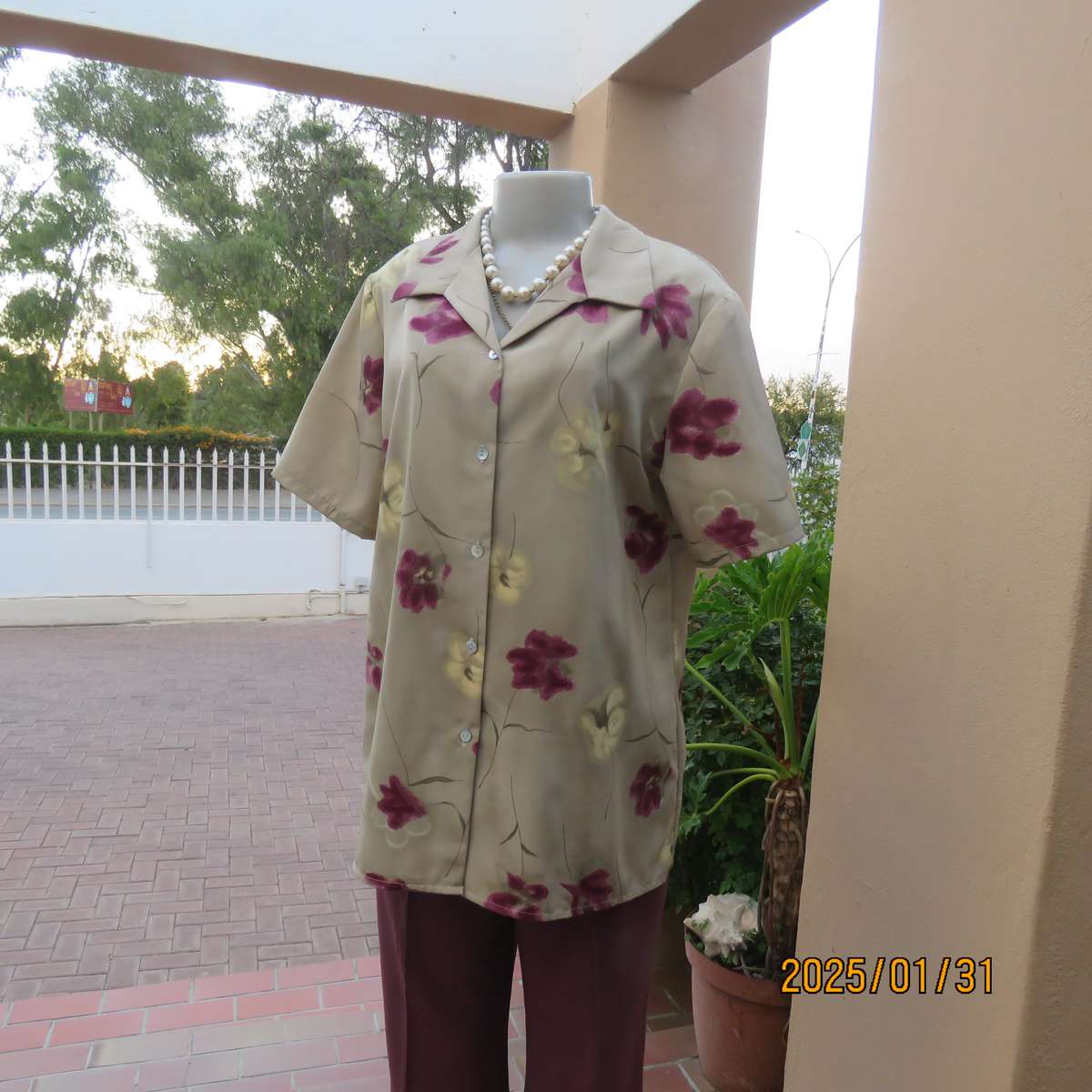 TRICKWEAR ecru colour short sleeve top with mulberry flowers in polyeater. Size 38.
