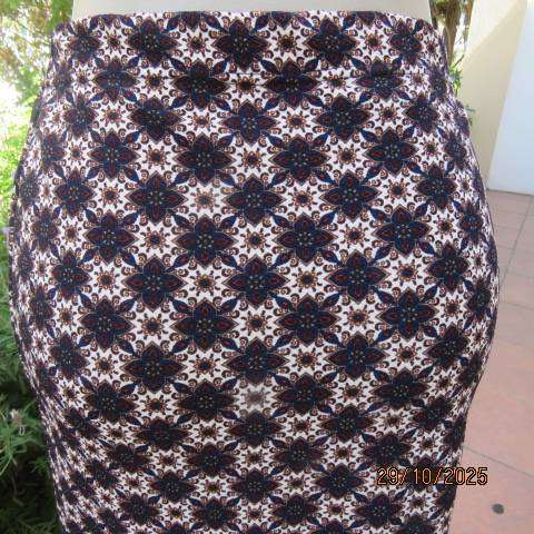 Bodycon calf length textured stretch polyester skirt in cream-navy-red-brown print. Size 38