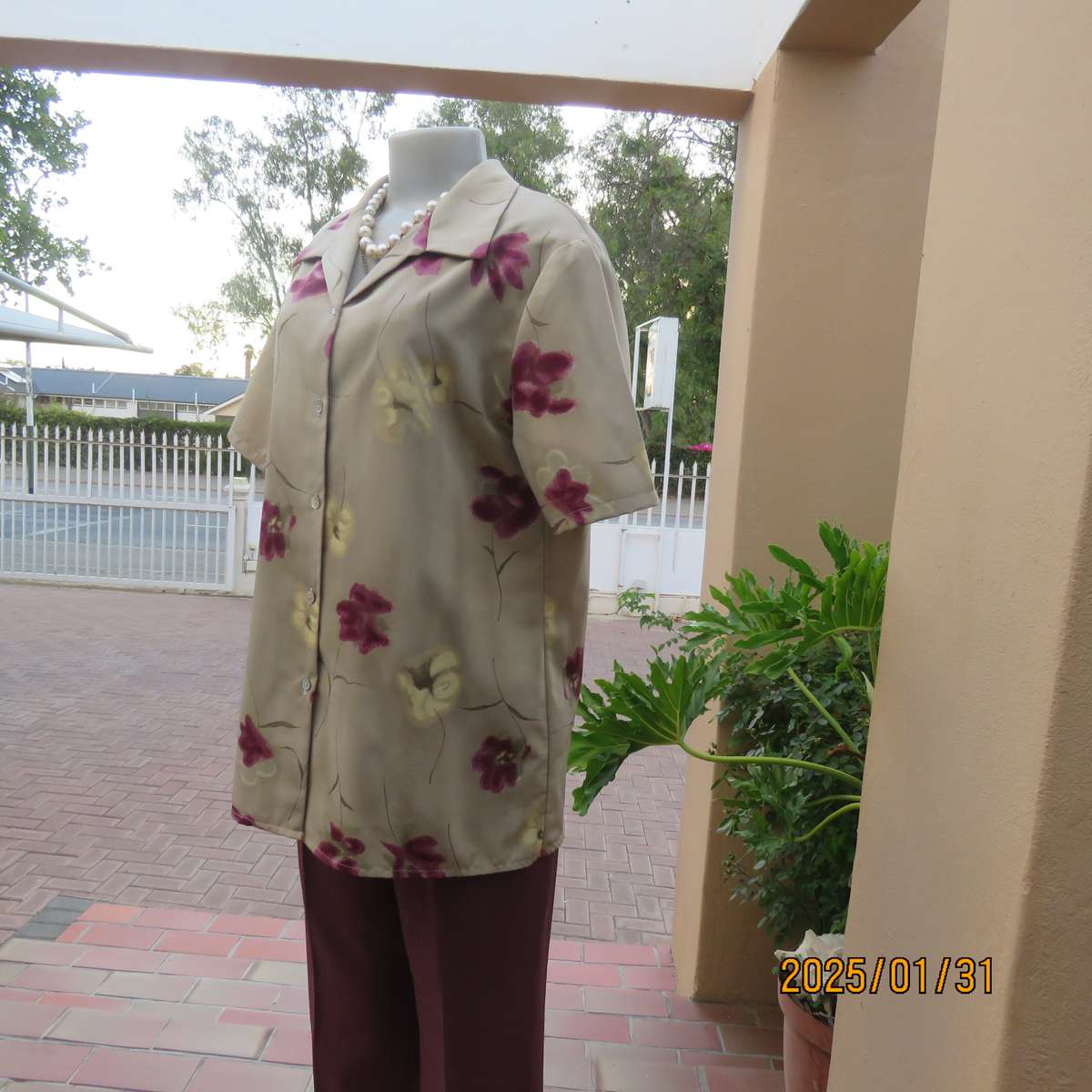 TRICKWEAR ecru colour short sleeve top with mulberry flowers in polyeater. Size 38.