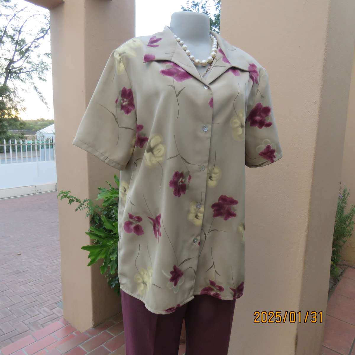 TRICKWEAR ecru colour short sleeve top with mulberry flowers in polyeater. Size 38.