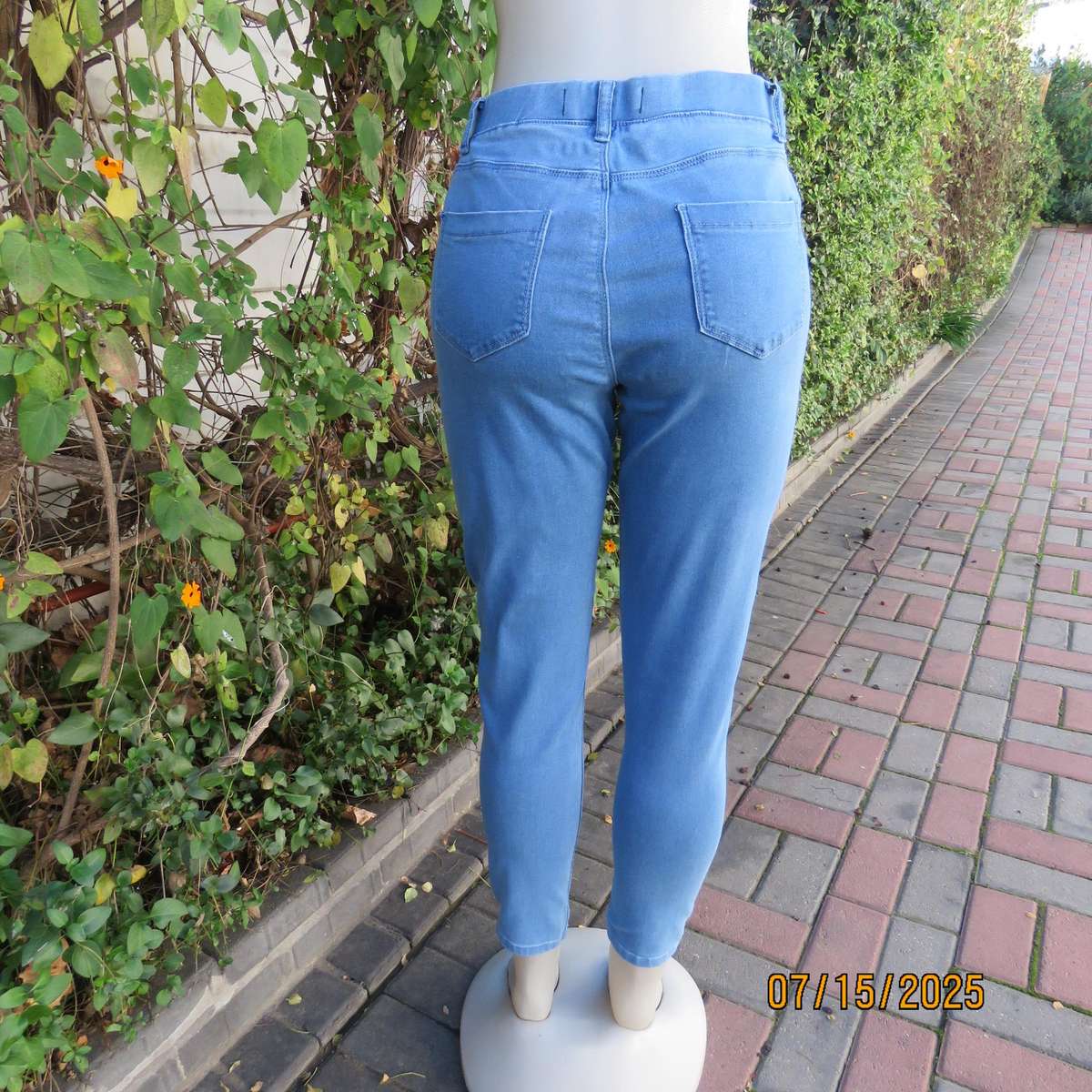 REAL DENIM blue pull one jeggings size 36 with skinny legs and back pockets.