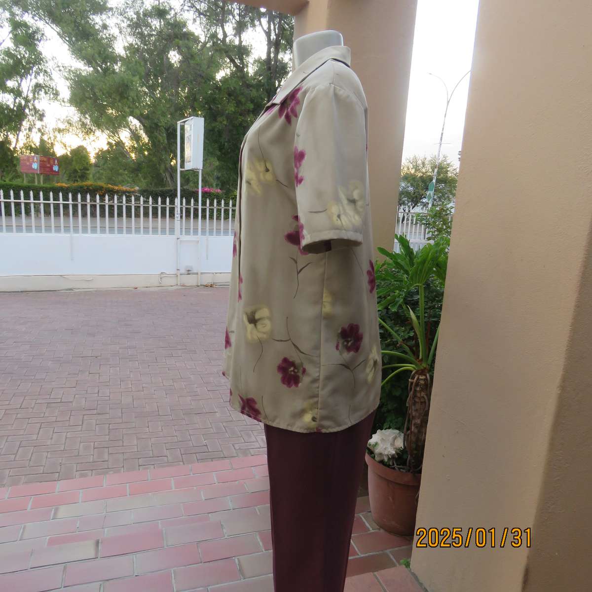TRICKWEAR ecru colour short sleeve top with mulberry flowers in polyeater. Size 38.