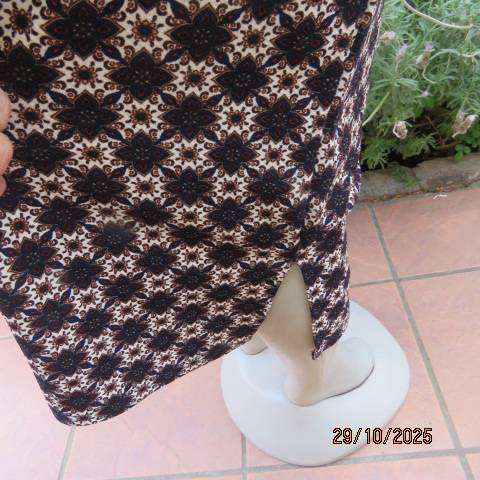 Bodycon calf length textured stretch polyester skirt in cream-navy-red-brown print. Size 38