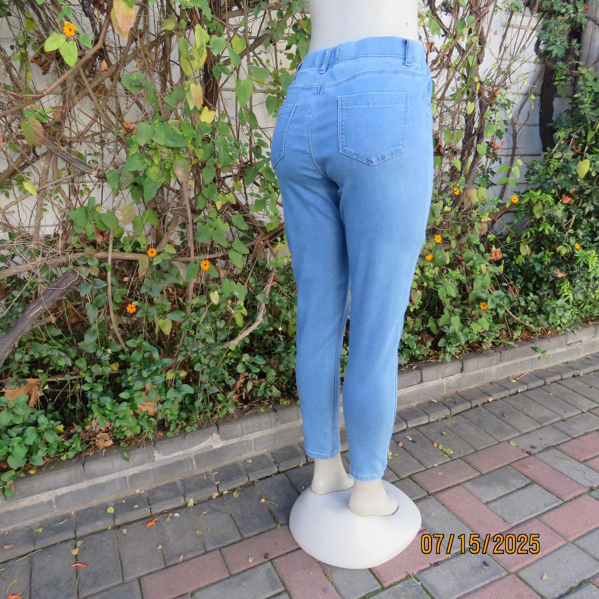 REAL DENIM blue pull one jeggings size 36 with skinny legs and back pockets.