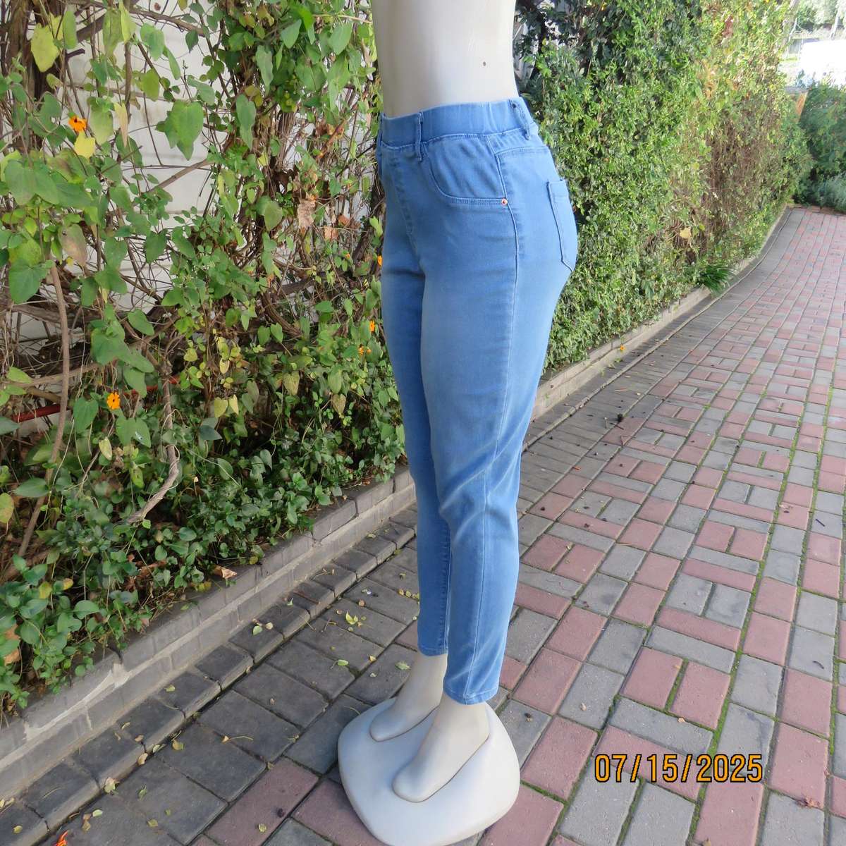 REAL DENIM blue pull one jeggings size 36 with skinny legs and back pockets.