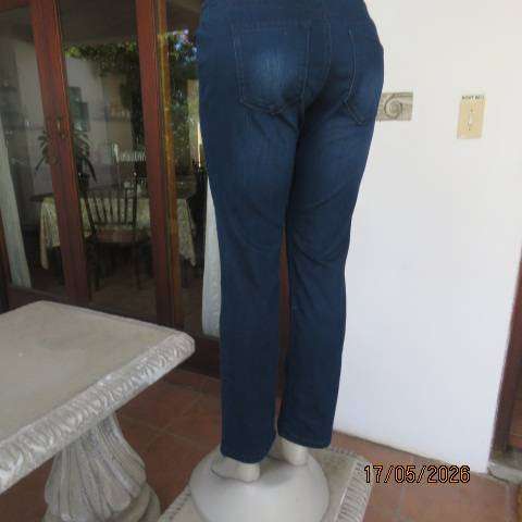 Gloria Vanderbilt skinny blue denim stretch jeans size 36 tight fit.