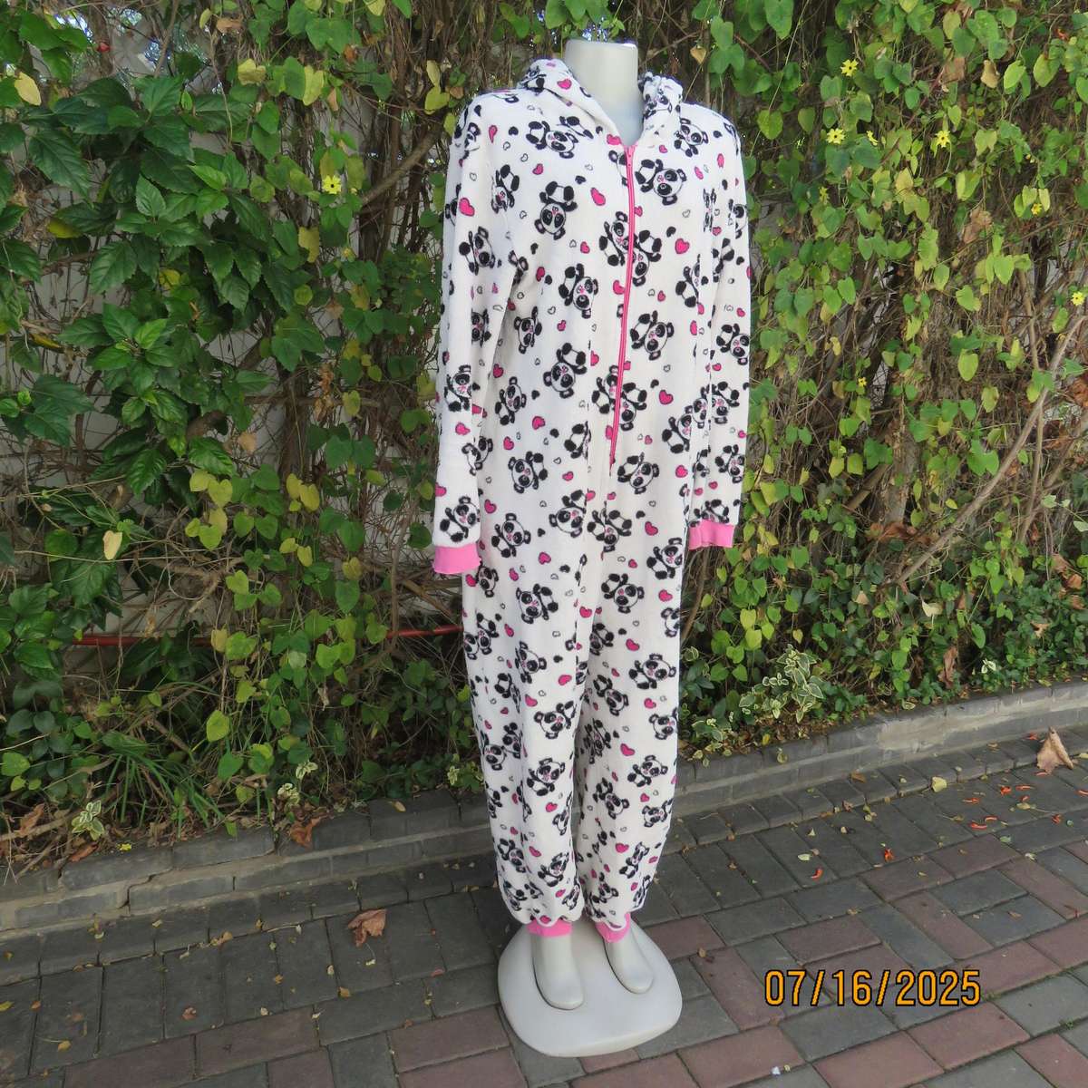 Onesie in white brushed polyester with black-pink bear print with hood. Size 42 loose fit