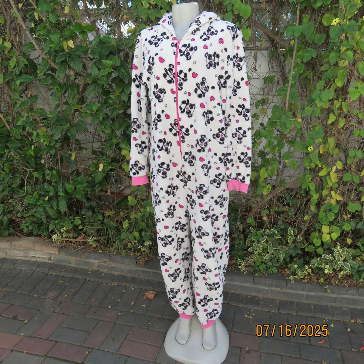 Onesie in white brushed polyester with black-pink bear print with hood. Size 42 loose fit