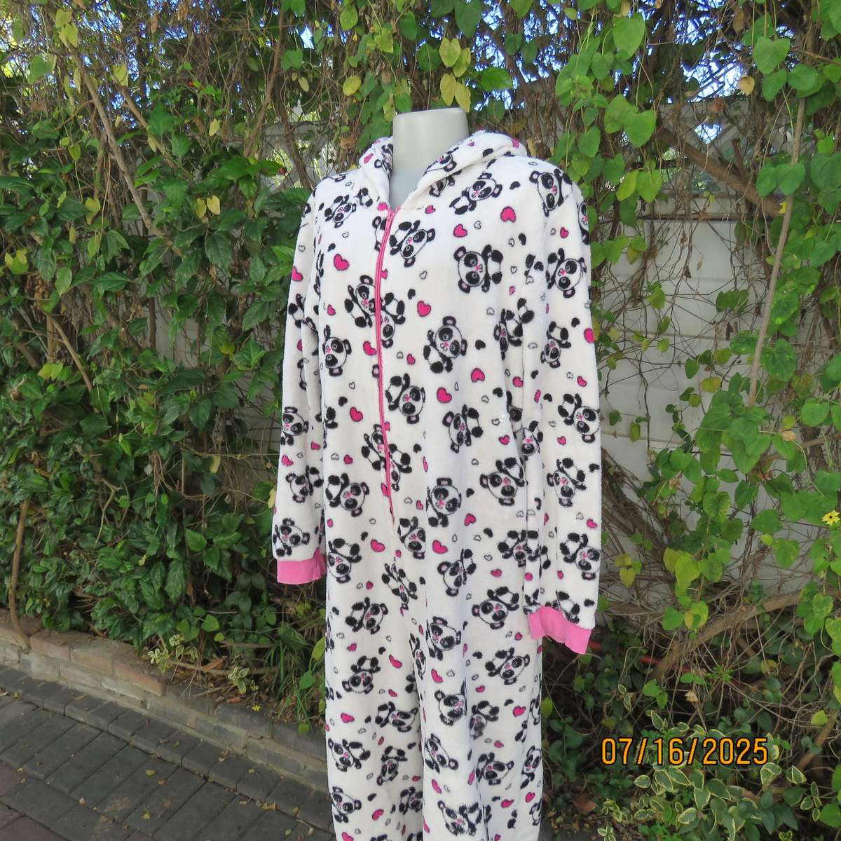 Onesie in white brushed polyester with black-pink bear print with hood. Size 42 loose fit