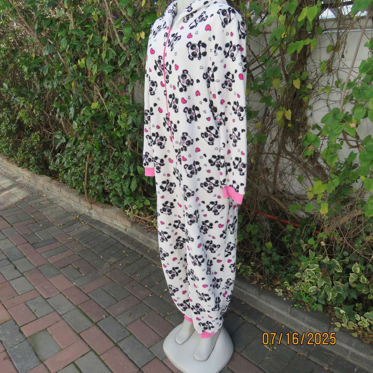 Onesie in white brushed polyester with black-pink bear print with hood. Size 42 loose fit