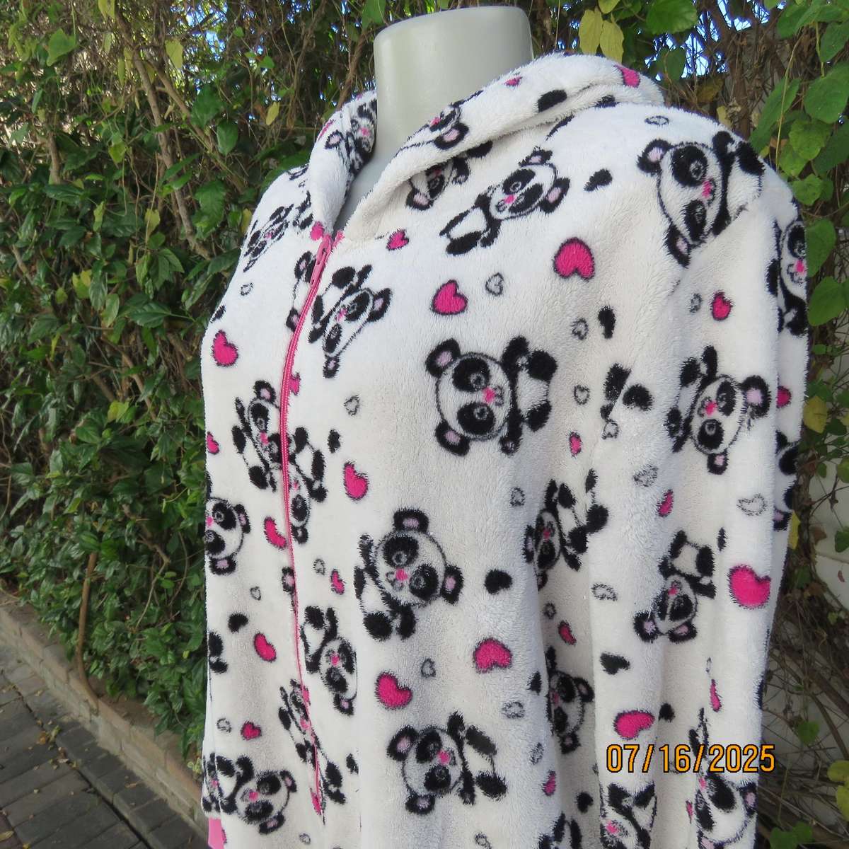 Onesie in white brushed polyester with black-pink bear print with hood. Size 42 loose fit