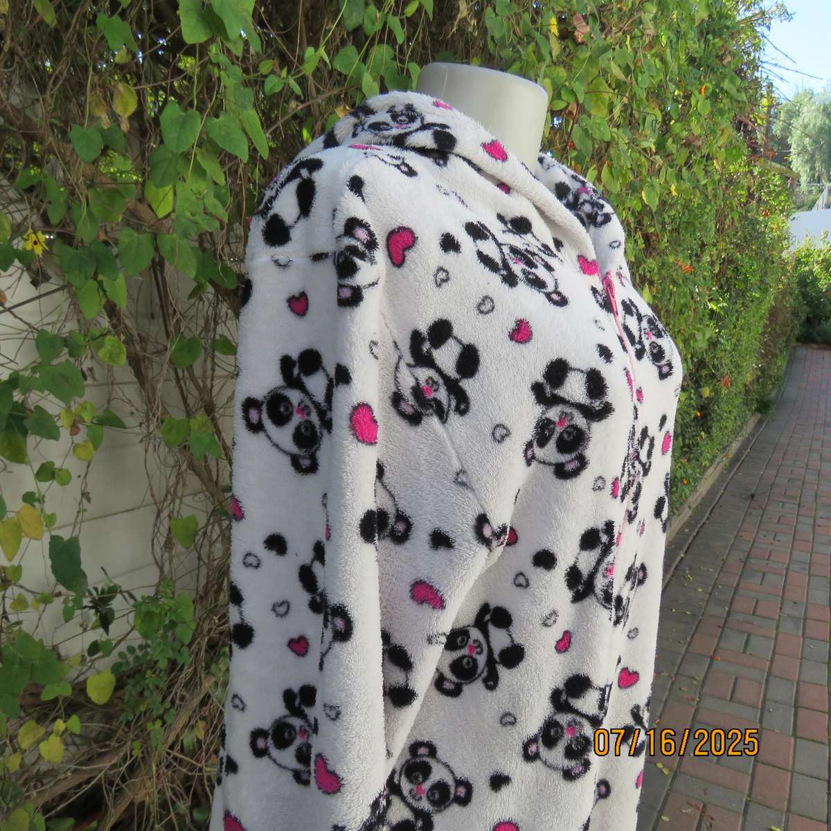 Onesie in white brushed polyester with black-pink bear print with hood. Size 42 loose fit